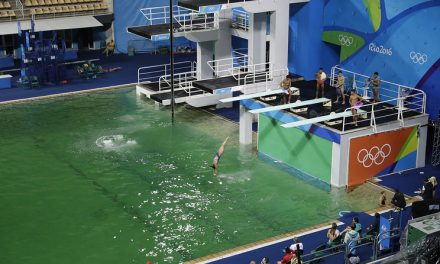 В олимпийском бассейне Рио вода поменяла цвет